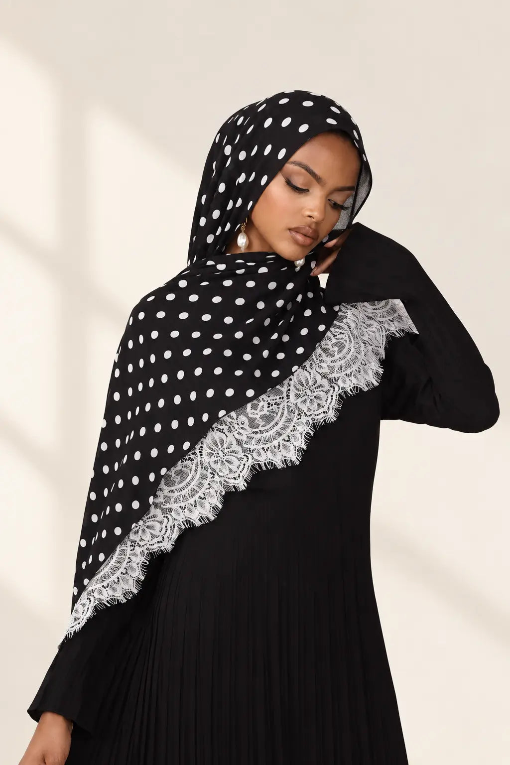 Voile à pois et dentelle claire